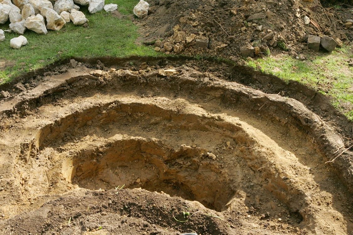 An der fertigen Teichgrube erkennt man schön die stufenförmig verlaufenden Uferzonen.