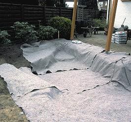 Teichbau Schritt 4: Die Teichgrube wird großzügig mit Vlies ausgekleidet.