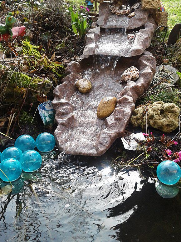 Mini-Fertigteich mit schöner Dekoration