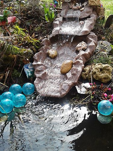 Mini-Fertigteich mit schöner Dekoration