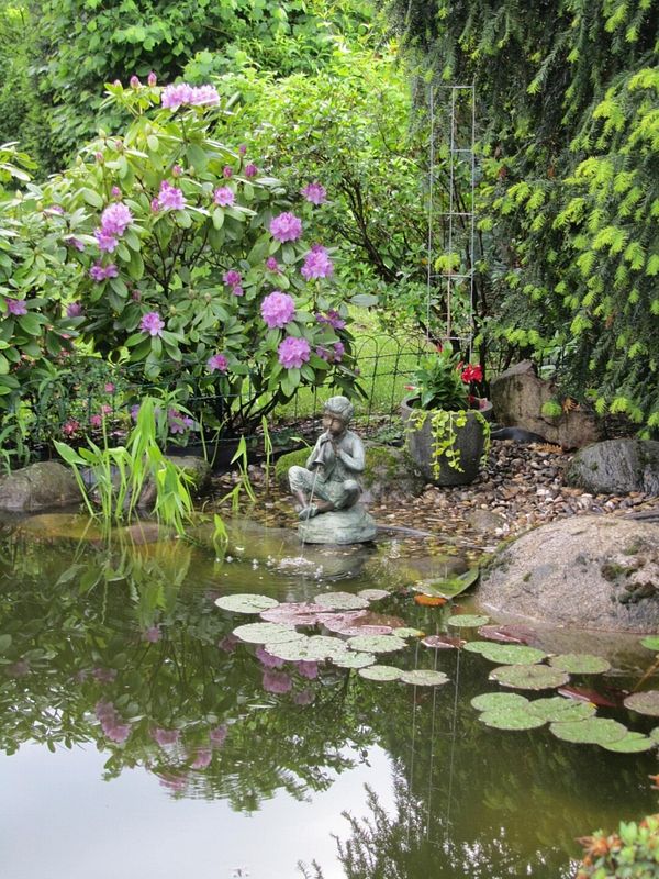 Flötenspieler Statue am Teich