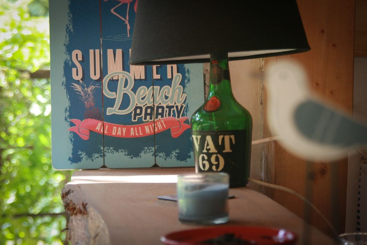 Die Bar am Teich mit Beachparty-, Möwen- und alter Rumflaschen-Deko.