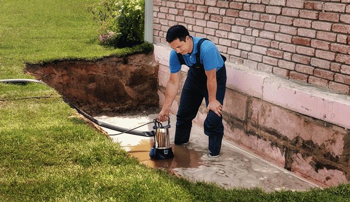 Schmutzwassertauchpumpe Oase ProMax MudDrain 11000 beim Leersaugen einer Baugrube.