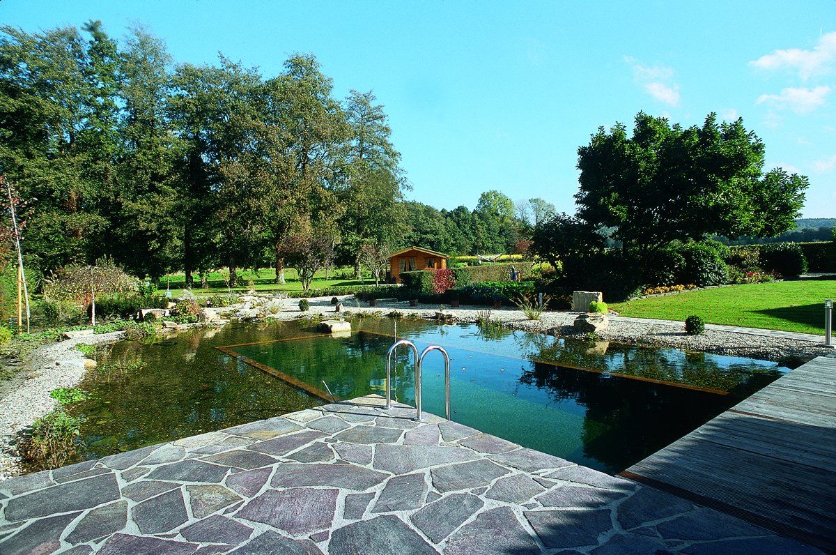 Schwimmteich mit Terrasse
