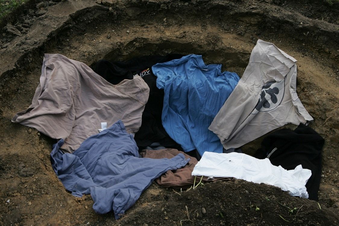 Die fertige Teichgrube wird mit alten Pullover ausgekleidet um die Teichfolie vor spitzen Steinen zu schützen.