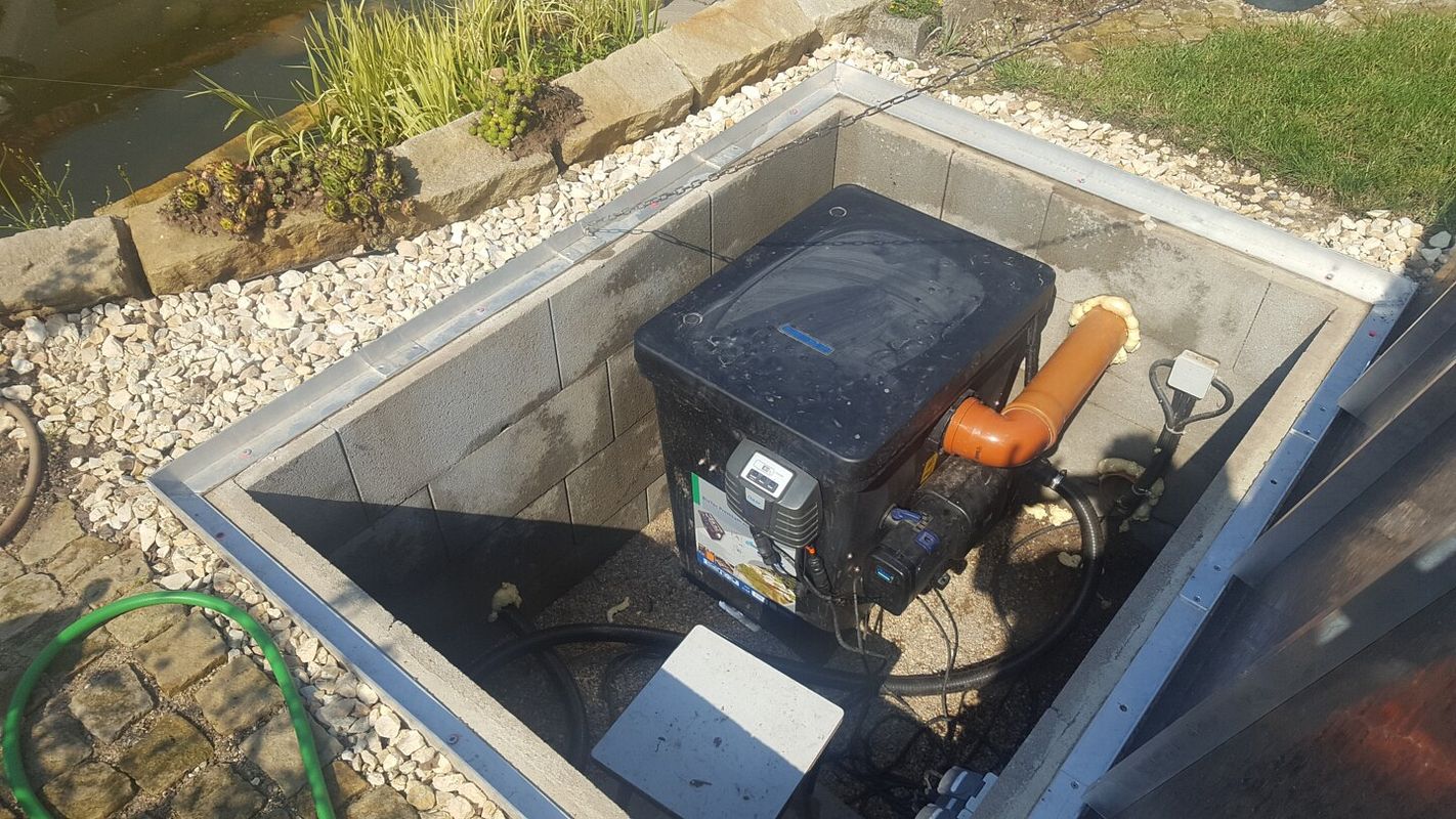 Gut versteckt: Die benötigte Teichtechnik ist in einem gemauerten Schacht direkt neben dem Teich verborgen.