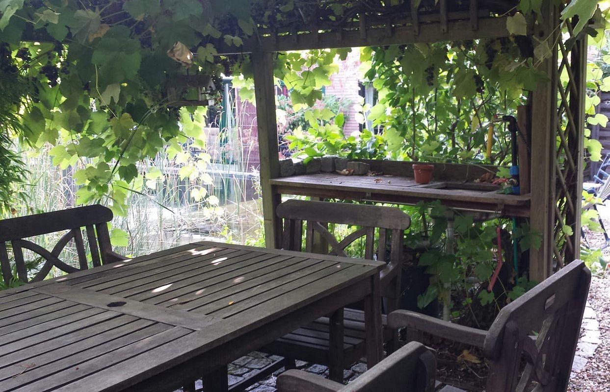 Pergula mit Tisch und Stühlen