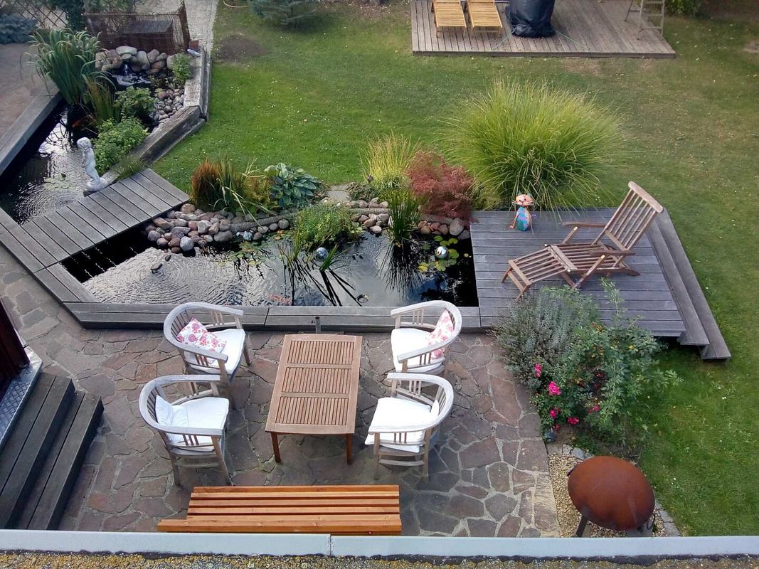 Terrasse mit Teich