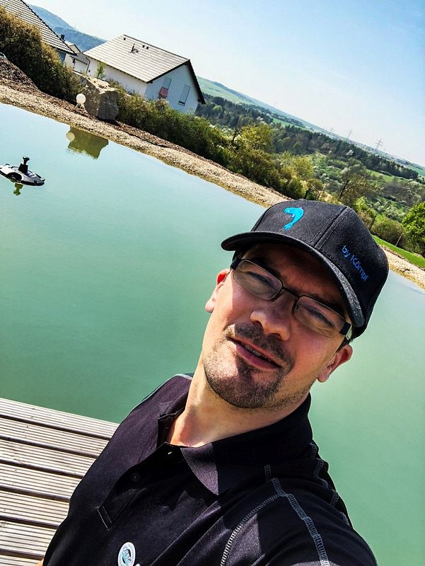 Teichbauexperte Chris Langer im Einsatz vor Ort beim Kunden