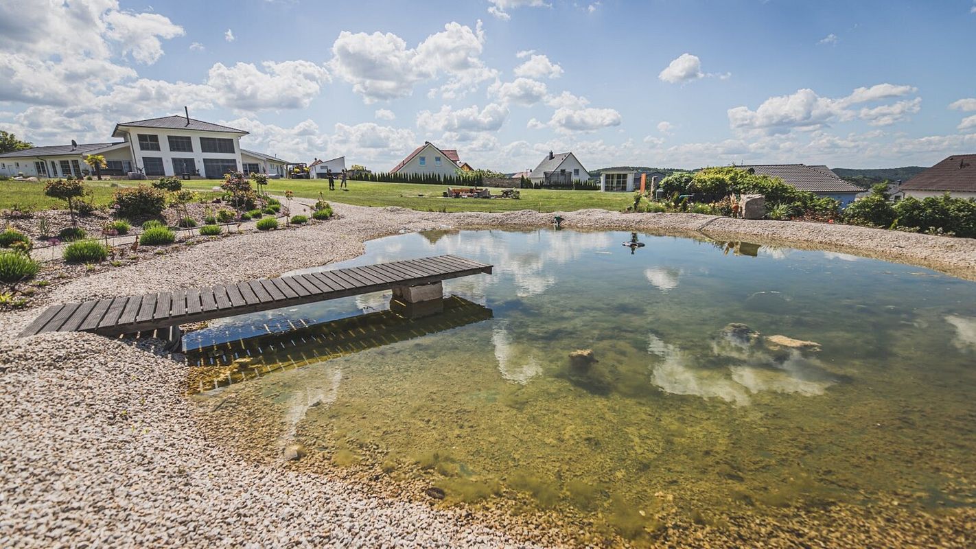 Großer Teich mit langem Bachlauf