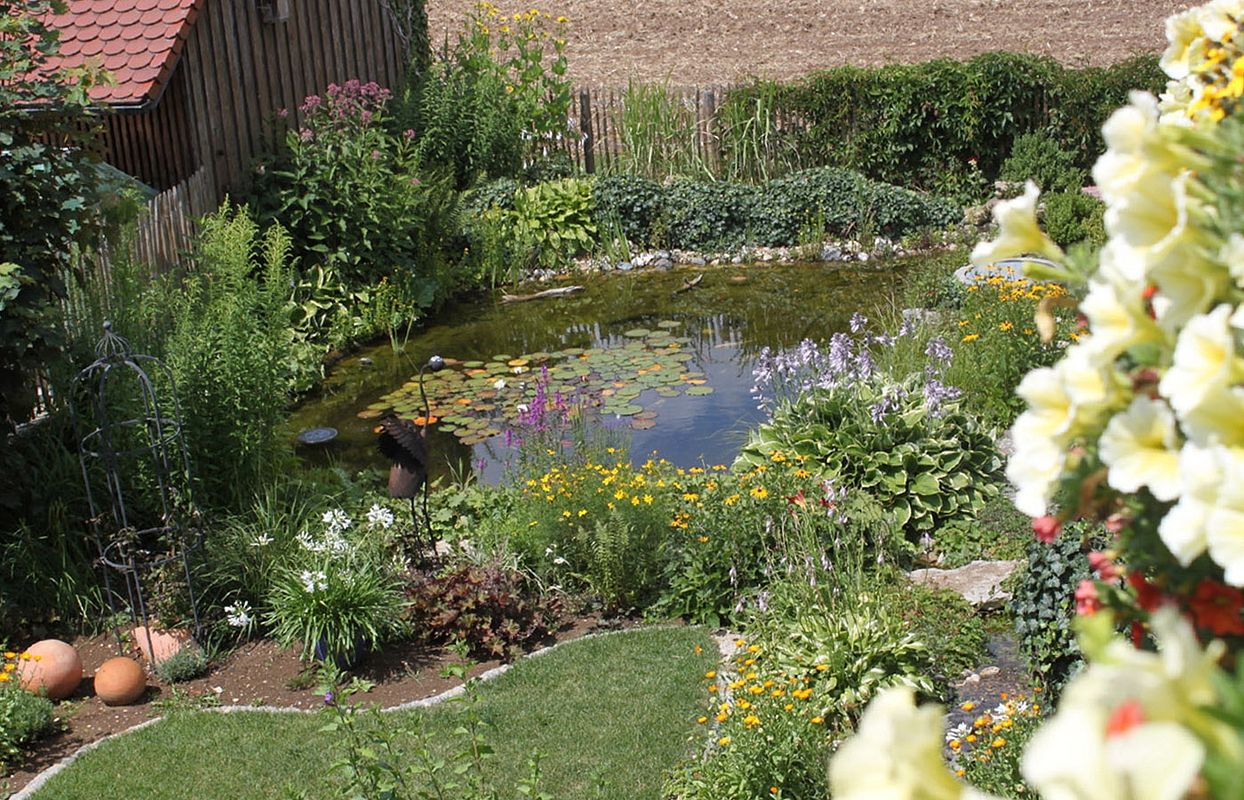 Teich im romantischen Bauerngarten