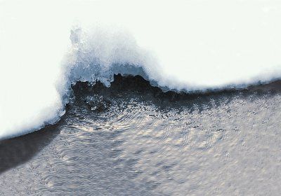 verschneites Ufer