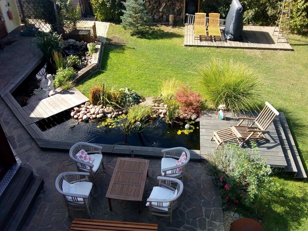 Terrasse mit Teich und Wiese