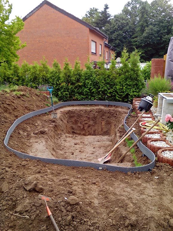Die Teichgrube und die unterschiedlichen Tiefzonen werden ausgegraben.